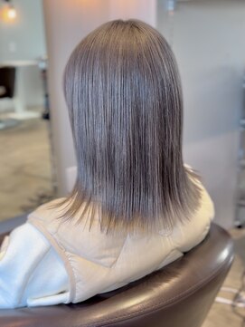 ケリーアン 太田(kelly.un) シルバーカラー / 切りっぱなしロブ / ぱっつん / 群馬太田