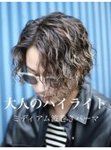 大人の波巻きスパイラルパーマミディアムロングメンズカットヘア