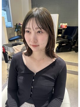 アム(amu) くびれミディアム/外ハネミディアム/シースルー前髪/おけれ毛