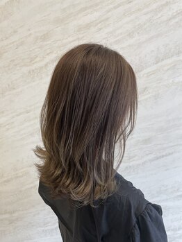 経験豊富なスタイリストによる丁寧なカウンセリングで、あなたの“なりたい”を叶える＊