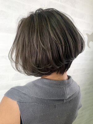 グレイカラーでもヘアデザインを楽しめる♪明るい色味やハイライトなど、理想に合わせてデザインをご提案！