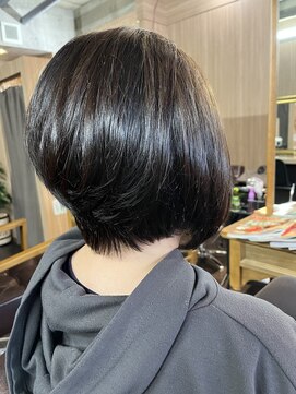 ニカ(NIKA) 前下がりショートボブ
