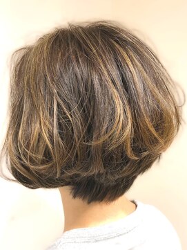 アズール 草加(azule) 大人ナチュラルレイヤーショートヘア,白髪ぼかしハイライト/草加