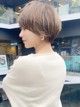 アンド ストーリーズ(&STORIES) 大人可愛い前髪ありひし形耳掛けクールショートボブ20代30代40代