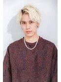 ハイトーンウルフ、アップバングスタイル、ホワイトカラー