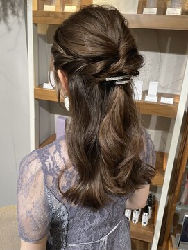 トリコ ショップアンドヘアサロン(tricot shop hair salon) 大きめカール ハーフアップアレンジ◎