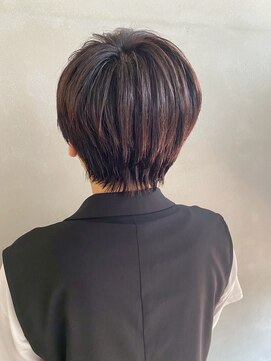 後ろ姿で魅せる。大人クールショート