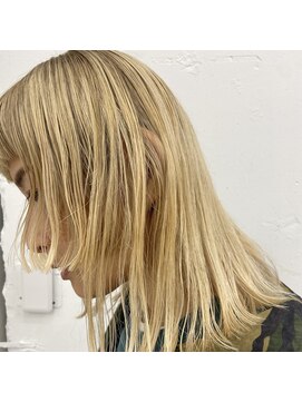 クク 渋谷(QUQU) ルーツブロンドからホワイトブロンド