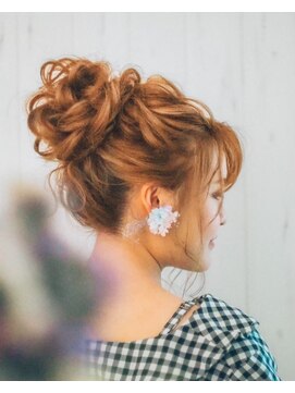 ヘアメイクアンドセットサロン リッコ(Hair make&set salon Ricco) ピンクカラーのお団子ヘアアレンジ