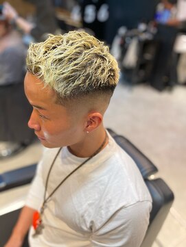 フランクスバーバー アンド ビアークラブ(FRANK'S BARBER and BEER CLUB) スキンフェードカットランダムパーマサイドグラデーション