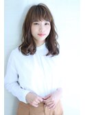 ボリュームのある巻き髪が可愛いミディアムスタイル