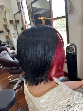 美容室 メザミー MESAMIES 立体感外ハネボブ黒髪インナーカラーチェリーレッド20代30代40代