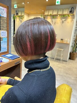 ダブルカラーと刈り上げボブスタイル