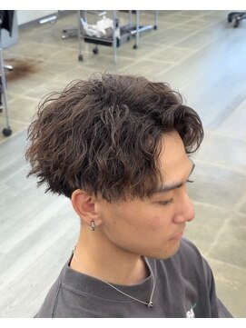 グリードヘアー(greed hair) ツイストスパイラルパーマ／刈り上げセンターパート