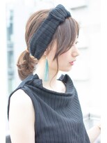 ノイン(noine)&nbsp;大きめのヘアバンドを巻いた髪の毛は、垢抜けて見えますよ。