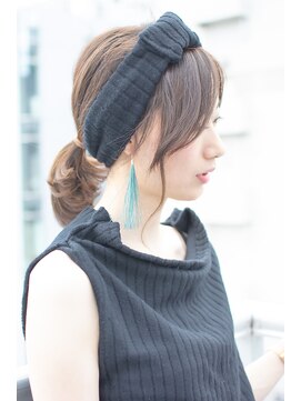 ノイン(noine) 大きめのヘアバンドを巻いた髪の毛は、垢抜けて見えますよ。
