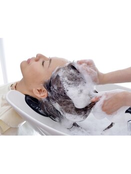 頭皮改善ヘッドスパはしっかり頭皮を洗い専用トリートメントでマッサージ。癒しのひと時をお過ごしください