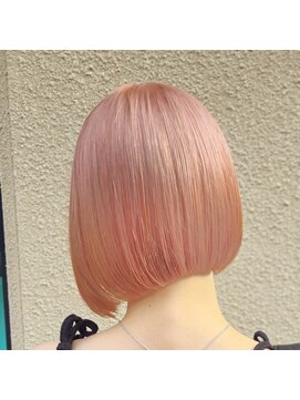 大人可愛い前下がりボブにピンクベージュ