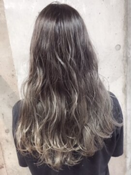サロンドミルク 原宿(salon de MiLK) ハイライトグラデーション×シルバーグレージュ