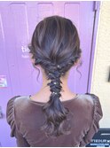 アクセサリー無しでも華やかに。編みおろしヘア