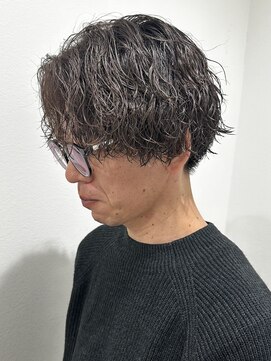 ヒュイル バイ ニアウ(Hwyl by Niau) メンズ前上がりセンターパートパーマツイストスパイラルパーマ