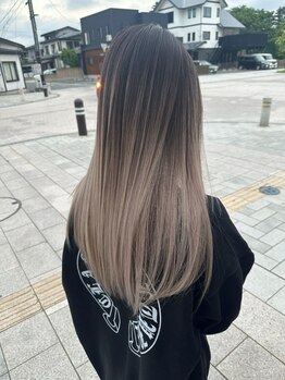 計算されたバレイヤージュで髪が伸びてもデザインが自然に馴染む◎次の来店まで美しさを保つデザインカラー