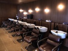 レイフィールド 岐阜茜部店の雰囲気（落ち着いたダウンライトのシャンプーブースで至福の一時を）