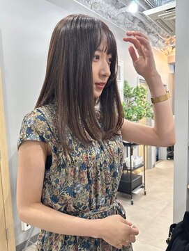 カミエ(kamie) ツヤ感溢れるロングブラウン × 大人っぽく仕上げるカット