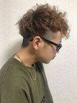 ハンズクラン(HANDS CLAN)&nbsp;ツーブロック × ラフなスパイラルパーマ