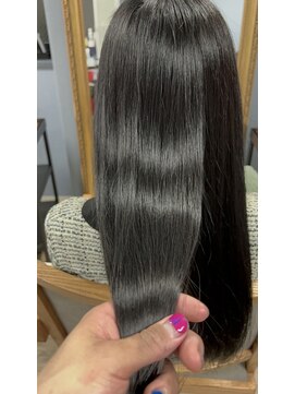 アンフィシュピトロワ(AnFye spi tlow) ［AnFye］うねりを無くして縮毛矯正