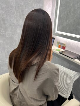 ネウィ 川崎(newi) 丸型卵形ストレートレイヤーエアリーロング美髪アッシュブラウン