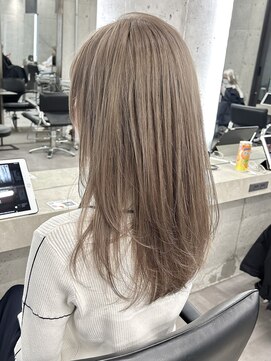 ミルクティーグレージュ/小顔に見せるレイヤーカット