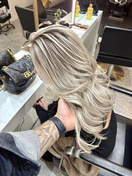 ブレンド 渋谷(BLend) ハイライトカラーミディアムバタフライカットデザインカラー