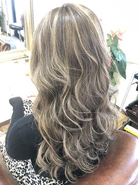 リリー ヘアーアンドビューティー(Lily) ハイライトカラー