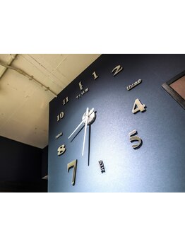 【土日祝日は9時からOK！月,火,金は21時までの営業】お仕事終わりの時間でもパーマやカラーの施術が可能◎