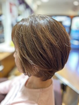 バグース 平塚(BAGUS) 白髪ぼかしハイライト/大人ショート