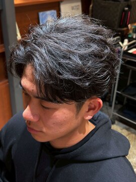 ジェットブラックキューサンロク(JET BLACK 936) 残影活かすフェザーカスタムカット