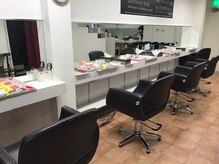 ヘアカラー専門店 カラフルパレットの雰囲気（雑誌も豊富にあります！）