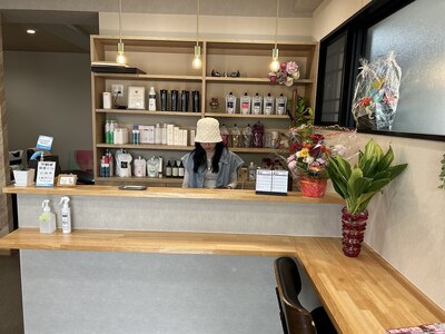 落ち着いた雰囲気を意識した店内