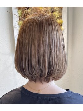フロール(florun) ハイトーンベージュ系×顎ラインボブ
