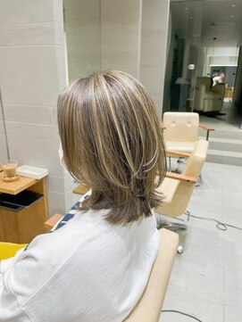 ハイライト　白髪ぼかし  くびれボブ　白髪染め　ボブ