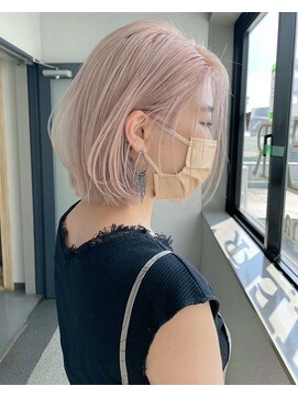 アルティナ(artina) ホワイトブリーチ×前下がりボブ×ボブショート