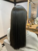 イーラ(era)&nbsp;《era》オリーブグレージュ　艶ツヤストレート　透明感　みわ