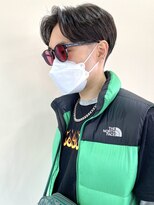 おすすめ　前下がりツーブロックセンターパート