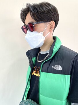 レーヴス(REVES) おすすめ　前下がりツーブロックセンターパート