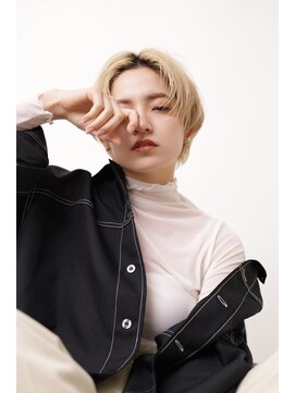 ラシェンテ 旧居留地(La Sente) センターパートでハンサムなショートに