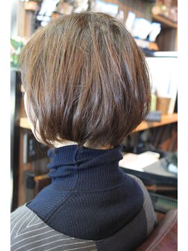 オーバーキャプテンネイキッド(OVER CAPTAIN NAKED) クセを活かしたザクザク前上がりショートボブ