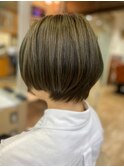 大人ショートボブカーキアッシュケアブリーチ似合わせカット