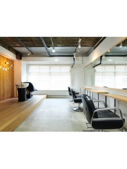 セット面3席のプライベート空間。初めての方も周りを気にせずゆったりおくつろぎください＊