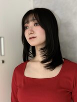 モク(mok) 黒髪×レイヤーカットで重たく見えない